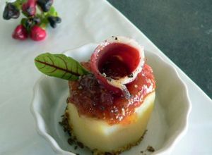 Une photo de Mise en bouche à la pomme de terre, chutney de figues et magret de canard fumé