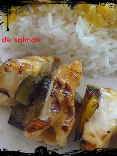 Una foto de Brochetas de salmón