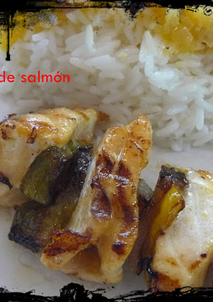 Una foto de Brochetas de salmón