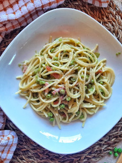 Foto di Pasta cremosa con piselli e speck