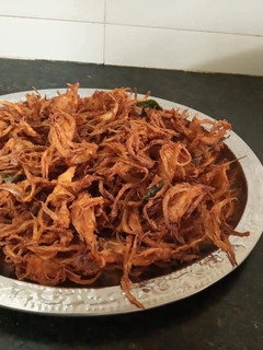 வெங்காய பக்கோடா (Venkaaya pakoda recipe in tamil) செய்முறை முக்கிய புகைப்படம்