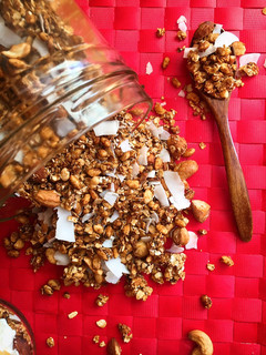 Una foto de Granola casera con pasta de dátil