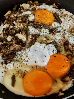 Una foto de HUEVOS TIERNOS🍳, con Habichuela Larga al Ajillo🧄...!