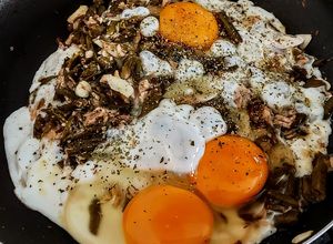 Una foto de HUEVOS TIERNOS🍳, con Habichuela Larga al Ajillo🧄...!
