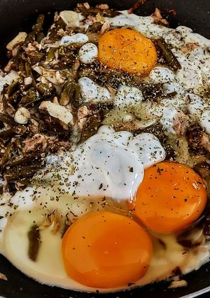 Una foto de HUEVOS TIERNOS🍳, con Habichuela Larga al Ajillo🧄...!