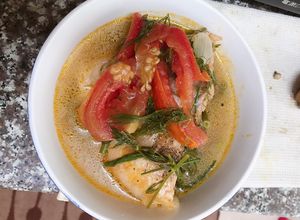 Hình của món Canh cá điêu hồng cà chua thì là.