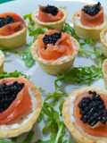 Tartaletas de mousse de bacalao con salmón y sucedáneo de caviar