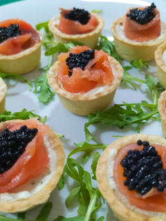 Una foto de Tartaletas de mousse de bacalao con salmón y sucedáneo de caviar