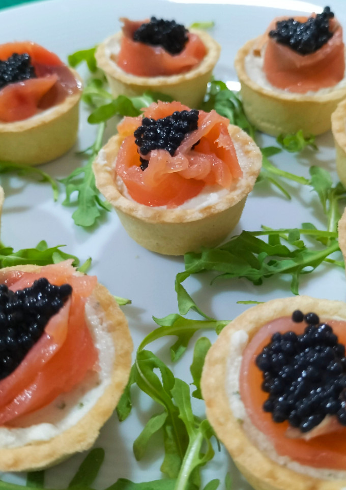 Una foto de Tartaletas de mousse de bacalao con salmón y sucedáneo de caviar