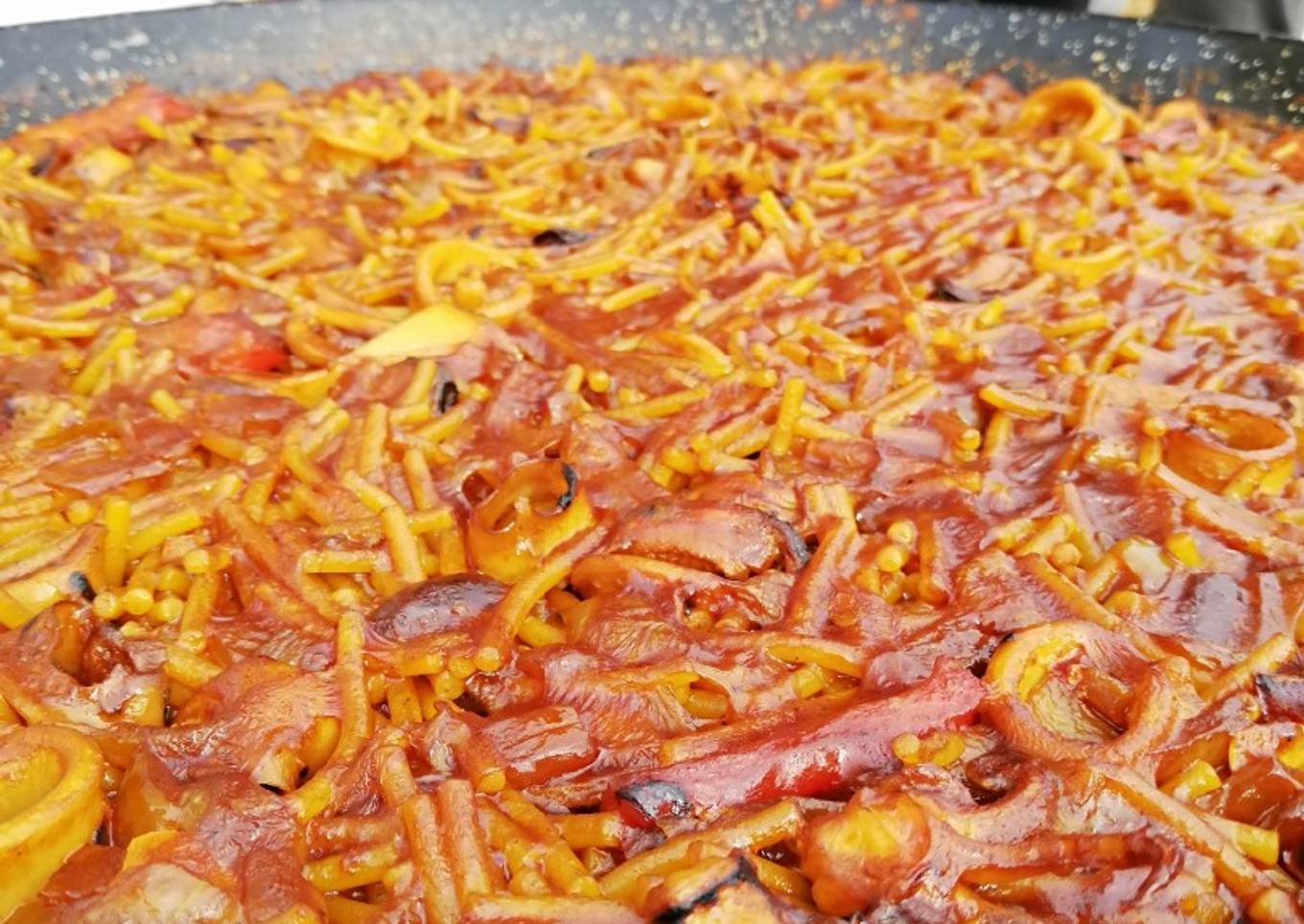 Fideuá marinera de calamares con caldo concentrado