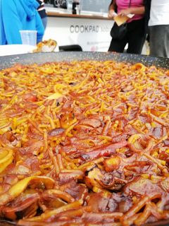 Una foto de Fideuá marinera de calamares con caldo concentrado