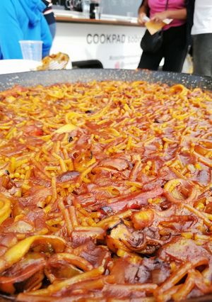 Una foto de Fideuá marinera de calamares con caldo concentrado