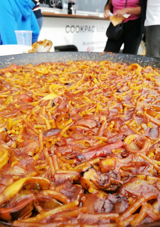 Una foto de Fideuá marinera de calamares con caldo concentrado