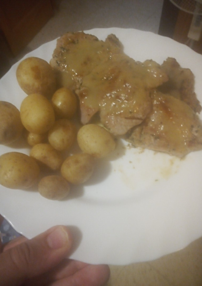 Una foto de Solomillo de cerdo adobado y a la plancha con papas cocidas y salsa de manzana asada