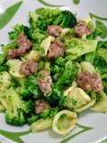 Orecchiette con broccoletti e salsiccia