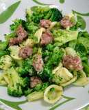 Orecchiette con broccoletti e salsiccia