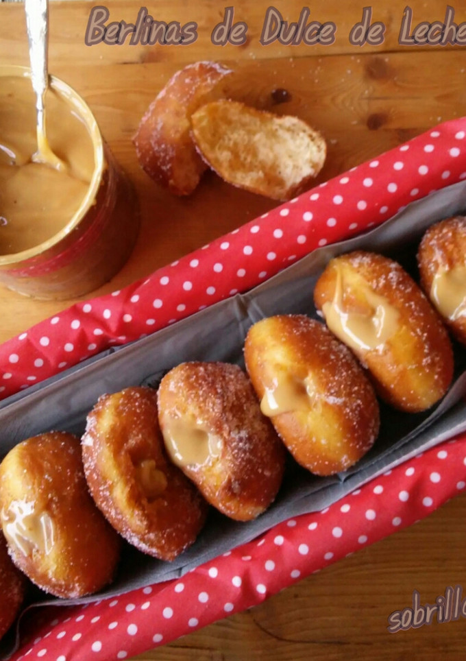 Una foto de Berlinas rellenas de dulce de leche