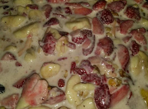 Una foto de 🍌Cóctel de frutas con leche cremosa 🍓