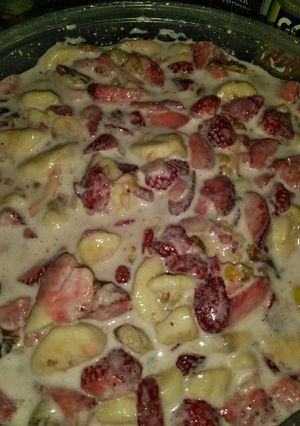 Una foto de 🍌Cóctel de frutas con leche cremosa 🍓