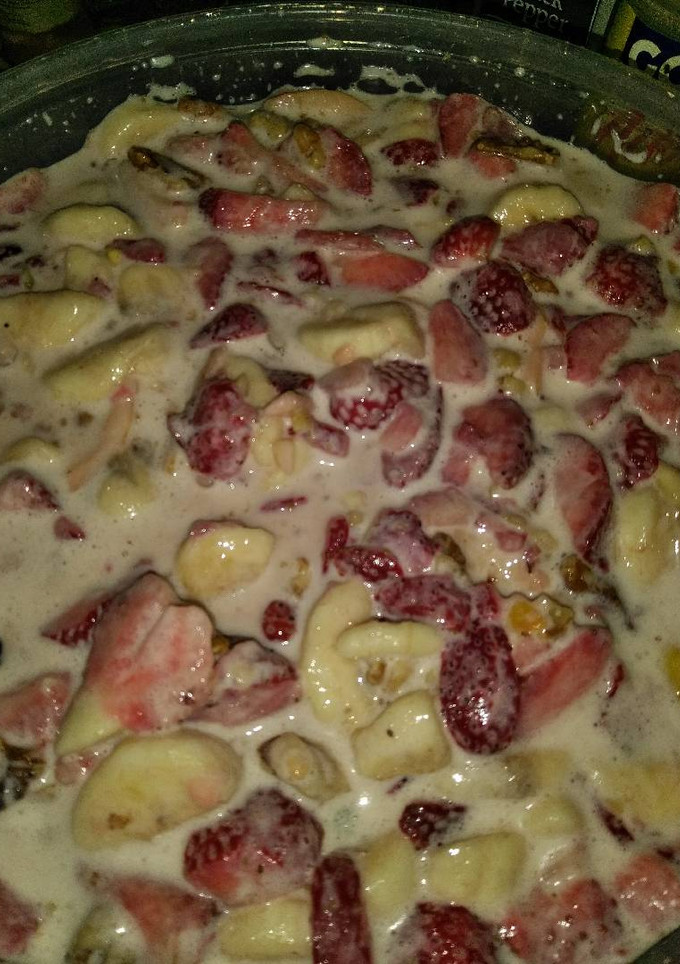 Una foto de 🍌Cóctel de frutas con leche cremosa 🍓