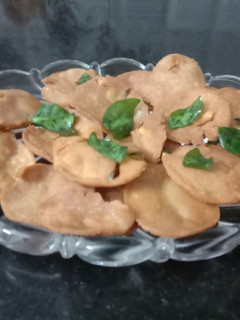 கம்பு பட்டன் தட்டை (Kambu battan thattai recipe in tamil) செய்முறை முக்கிய புகைப்படம்