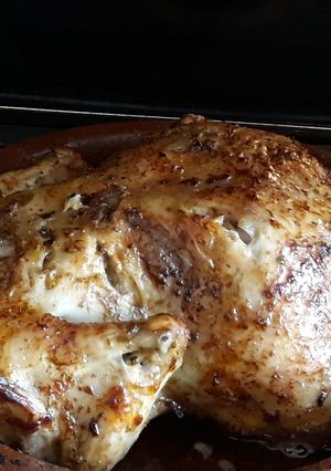 Una foto de Pollo asado  en bandeja de barro