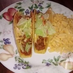 A picture of Sloppy joe tacos with creamy Mac and cheese.