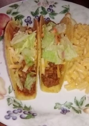 A picture of Sloppy joe tacos with creamy Mac and cheese.