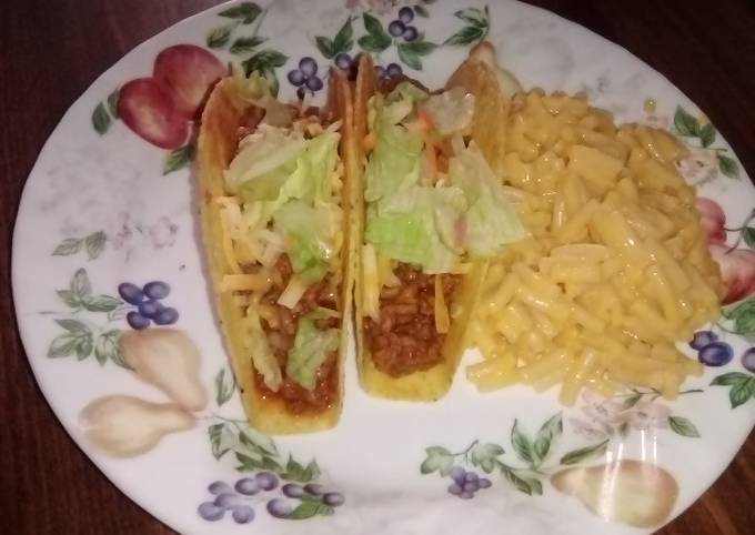 Sloppy joe tacos with creamy Mac and cheese