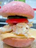 Hamburger thanh long kẹp tôm trứng