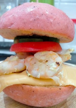 Hình của món Hamburger thanh long kẹp tôm trứng.
