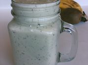 Una foto de plátano con kiwi y yogur