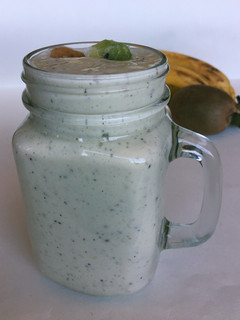 Una foto de Batido de kiwi, plátano y yogur