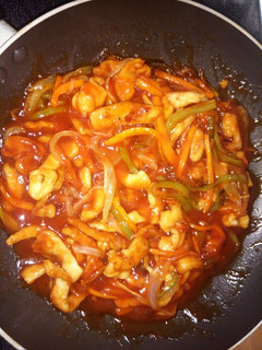 Una foto de Pollo con verdura y salsa agridulce