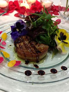 Una foto de Ensalada tibia de foie gras de pato
