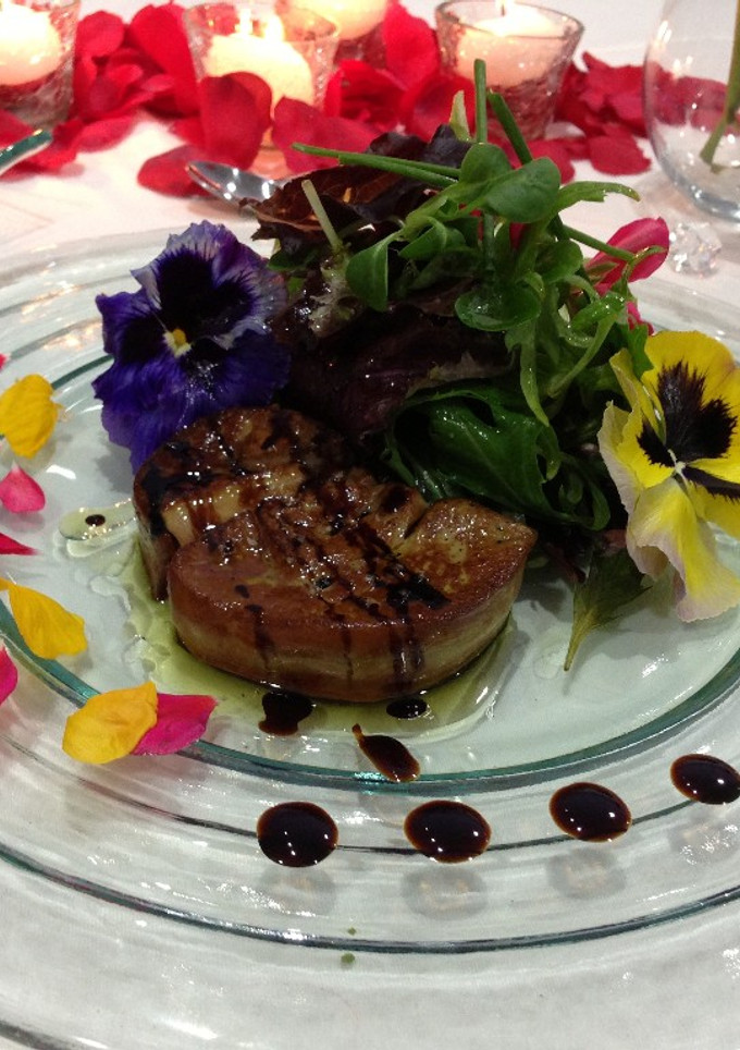 Una foto de Ensalada tibia de foie gras de pato