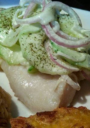 Una foto de MERLUZA Hervida con Pepino y Cebolla al Alioli...!