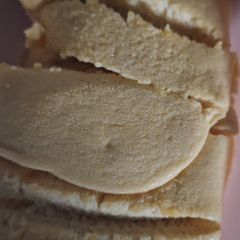 Low-carb egg cake with tahini halva A picture of Low-carb egg cake with tahini halva.