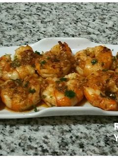 Una foto de Brochetas de langostino al ajillo