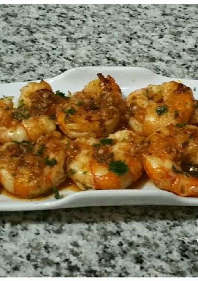 Una foto de Brochetas de langostino al ajillo