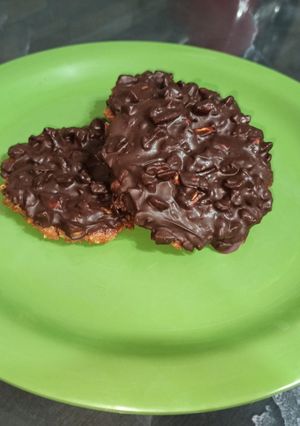 Una foto de Galletas de nuez bañadas en chocolate y avellanas