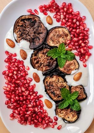 Una foto de Ensalada de granada, berenjena y yogur