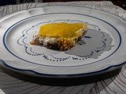 Una foto de moussaka con patatas