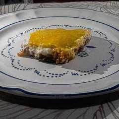 Una foto de Moussaka griega inspirada en carne a la boloñesa