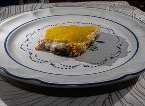 Una foto de Moussaka griega inspirada en carne a la boloñesa