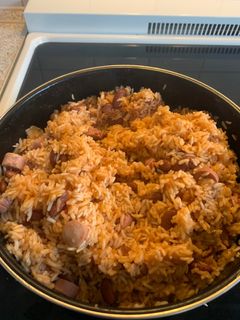 Una foto de Arroz amarillo con salchichas y habichuelas