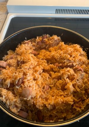 Una foto de Arroz amarillo con salchichas y habichuelas