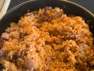 Arroz amarillo con salchichas y habichuelas