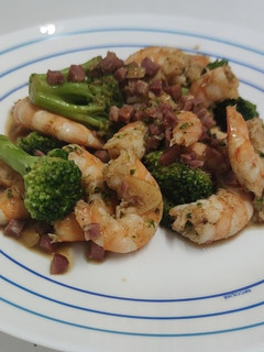 Una foto de Langostinos con brócoli y taquitos de jamón