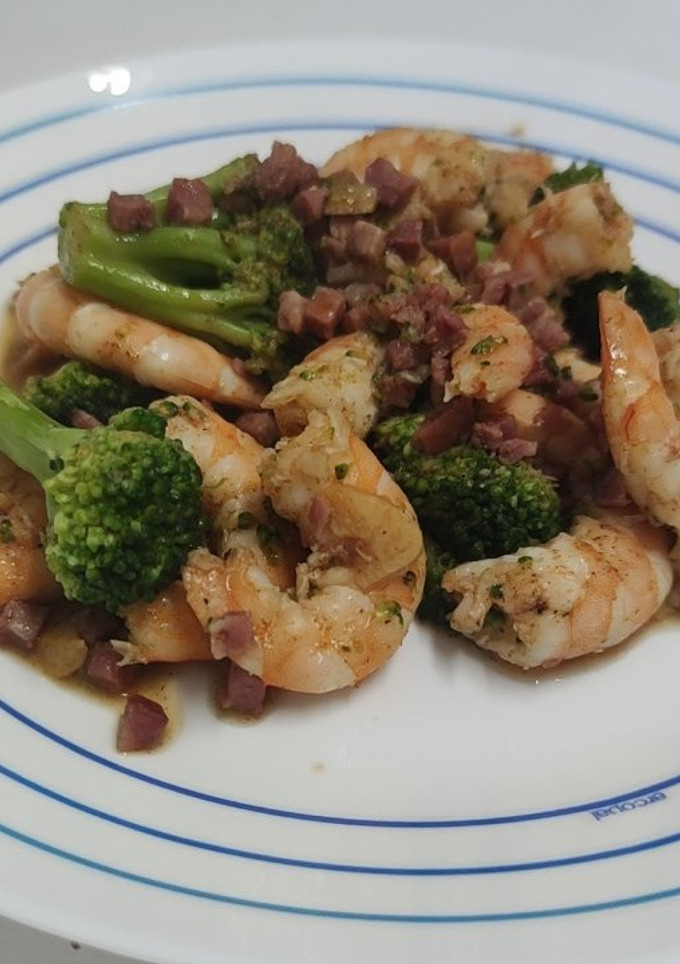 Una foto de Langostinos con brócoli y taquitos de jamón